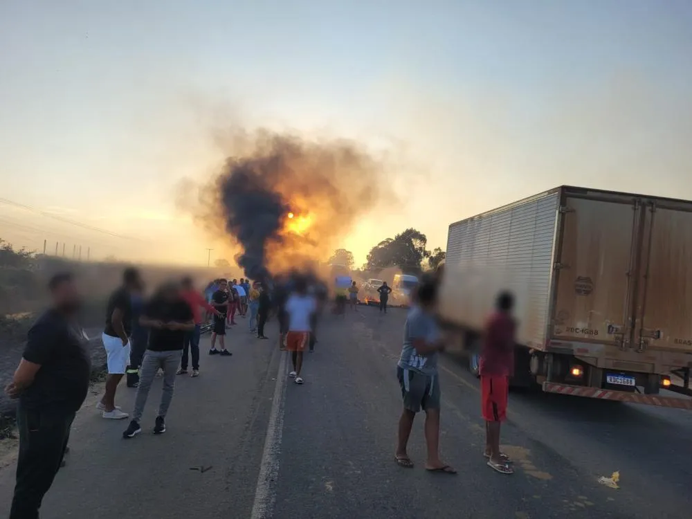 Protesto fecha BA-262 em Vitória da Conquista; rodovia é liberada após atuação da PRE e Bombeiros