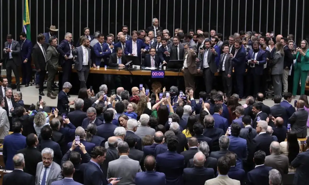 Após obstrução de Plenário da Câmara dos Deputados, Hugo Motta abre sessão e pede respeito