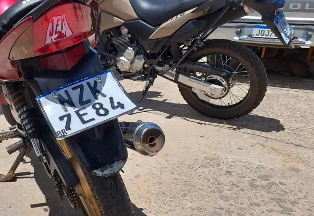 Motocicleta com placa de carro é apreendida em Brumado