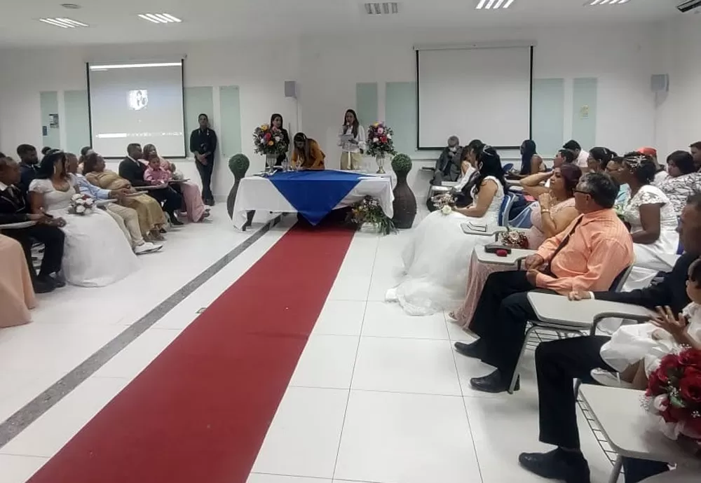 18 casais selam união em casamento coletivo gratuito realizado pelo Cejusc Guanambi e UniFG