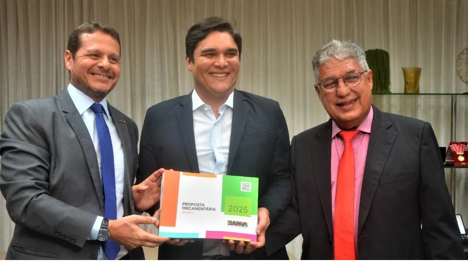 Secretário entrega a deputados o Orçamento da Bahia para 2025