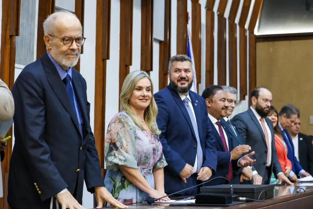 Ivana Bastos elogia trajetórias de Henrique Carballal e Raul Jungmann, homenageados com título e comenda