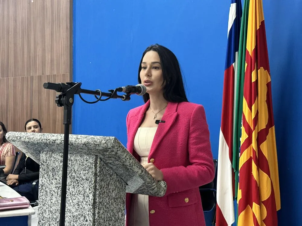 Primeira-dama de Brumado, Abiara Dias, usa tribuna da Câmara e reforça ações de proteção e políticas públicas para mulheres