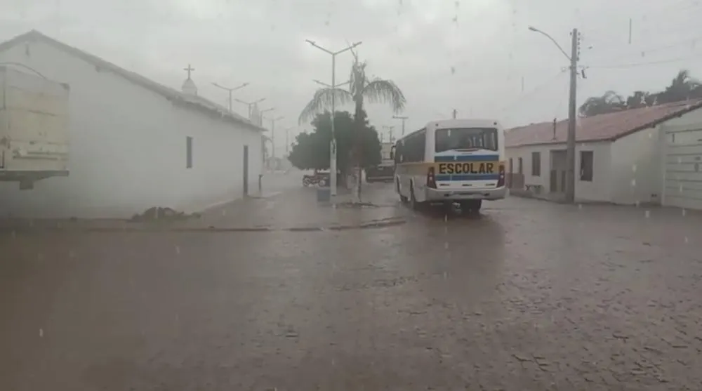Após forte calor, moradores comemoram chegada da chuva em Brumado