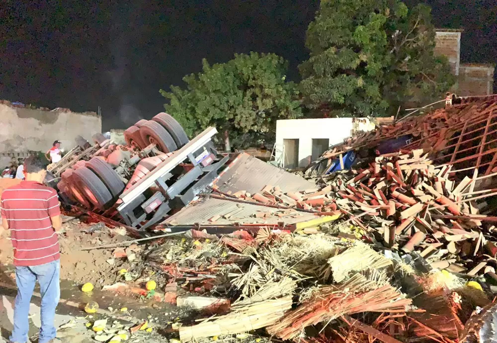Caminhão desgovernado invade residências em Ituaçu