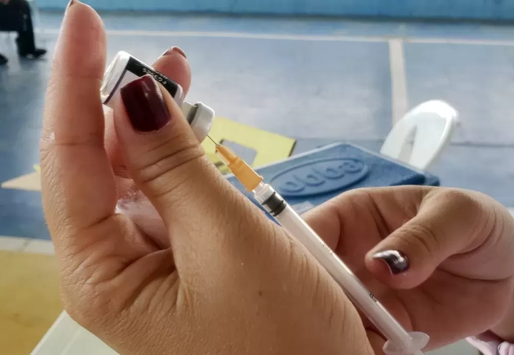 Vacina bivalente contra a covid-19 começa a ser aplicada nesta segunda