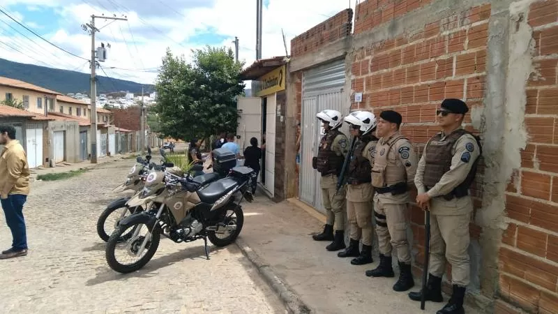 Ação da prefeitura e PM interdita bares irregulares em condomínio do Minha Casa Minha Vida em Brumado