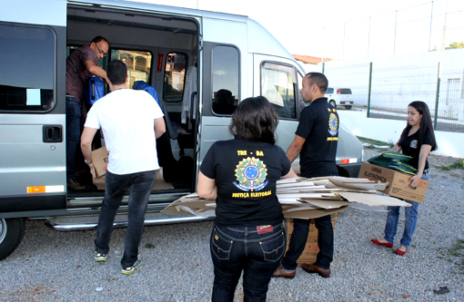 Eleições 2014: Urnas foram transportadas para as seções eleitorais