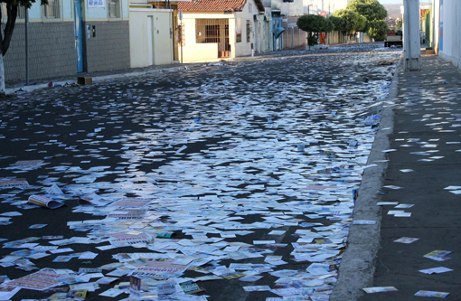 Eleições 2014: Brumado amanheceu coberto de papel