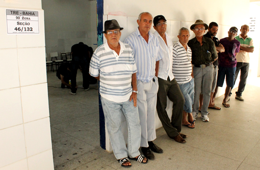 Eleitores devem confirmar local de votação no site do TSE