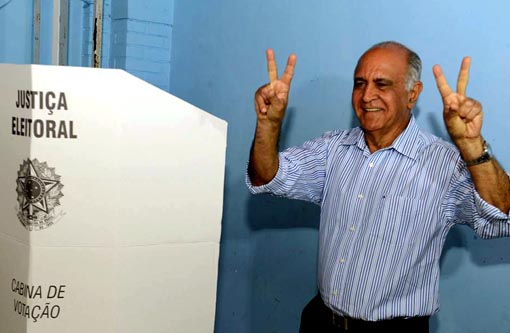 Eleições 2014: Paulo Souto votou durante a manhã