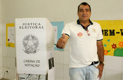 Eleições 2014: Confiante na vitória Manelão votou na escola Nice Públio