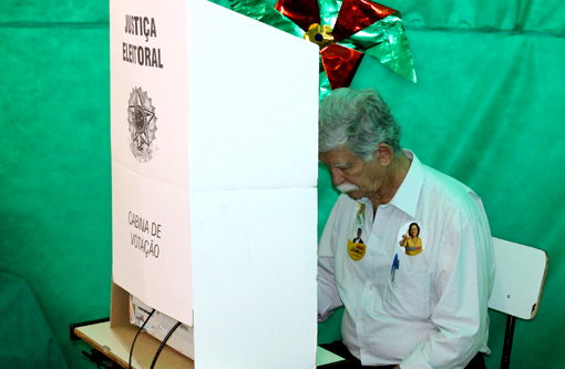Eleições 2014: Eduardo Vasconcelos vota acompanhado da família