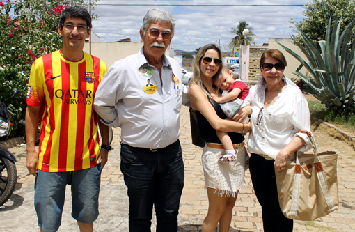 Eleições 2014: Eduardo Vasconcelos vota acompanhado da família