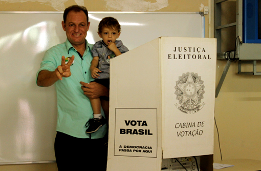 Eleições 2014: Gilson Dias votou acompanhado dos filhos