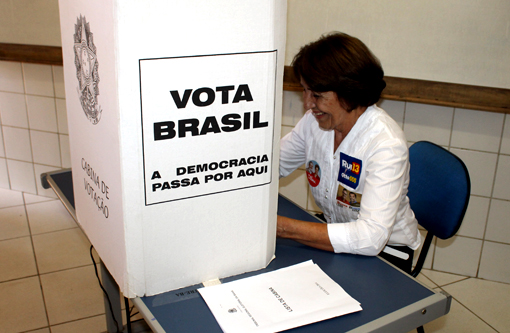 Eleições 2014: Candidata a 2ª suplente de Otto, Marizete votou no CEB