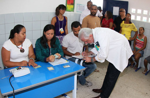 Eleições 2014: Governador Jaques Wagner vota em Camaçar