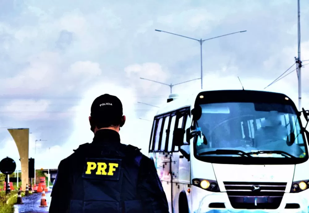 Motorista de ônibus levando 48 passageiros alega cansaço e entrega direção à pessoa não habilitada