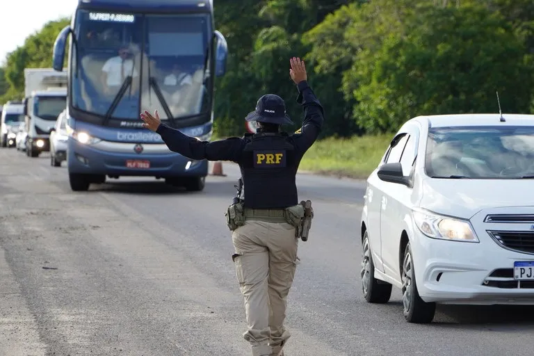 Homem é preso com documento falso e tem mandados por homicídio e roubo cumpridos na BR-116, em Vitória da Conquista