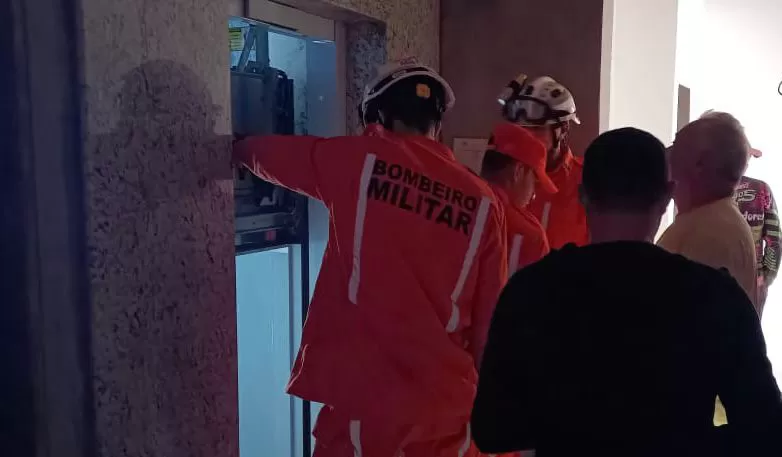 Equipes do 20º BBM resgatam vítimas presas em elevador após apagão