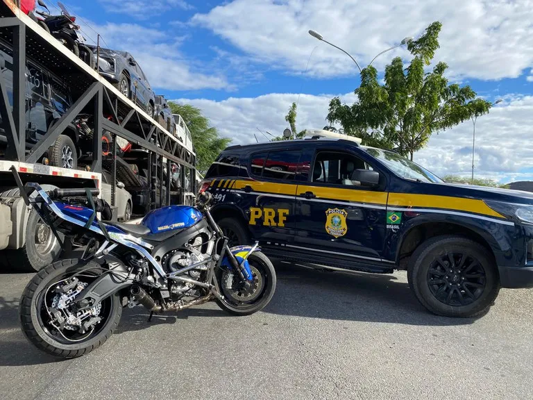 PRF recupera motocicleta de luxo com registro de furto durante fiscalização em Jequié (BA)
