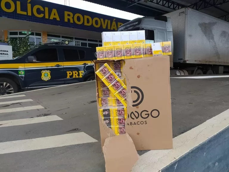 PRF apreende caminhão com 250 mil maços de cigarros sem nota fiscal na BR 116 em Vitória da Conquista