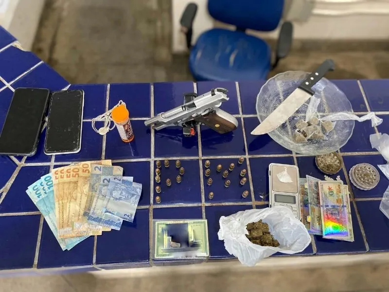 Polícia Militar apreende arma e drogas em residência no Bairro Malhada Branca, em Brumado