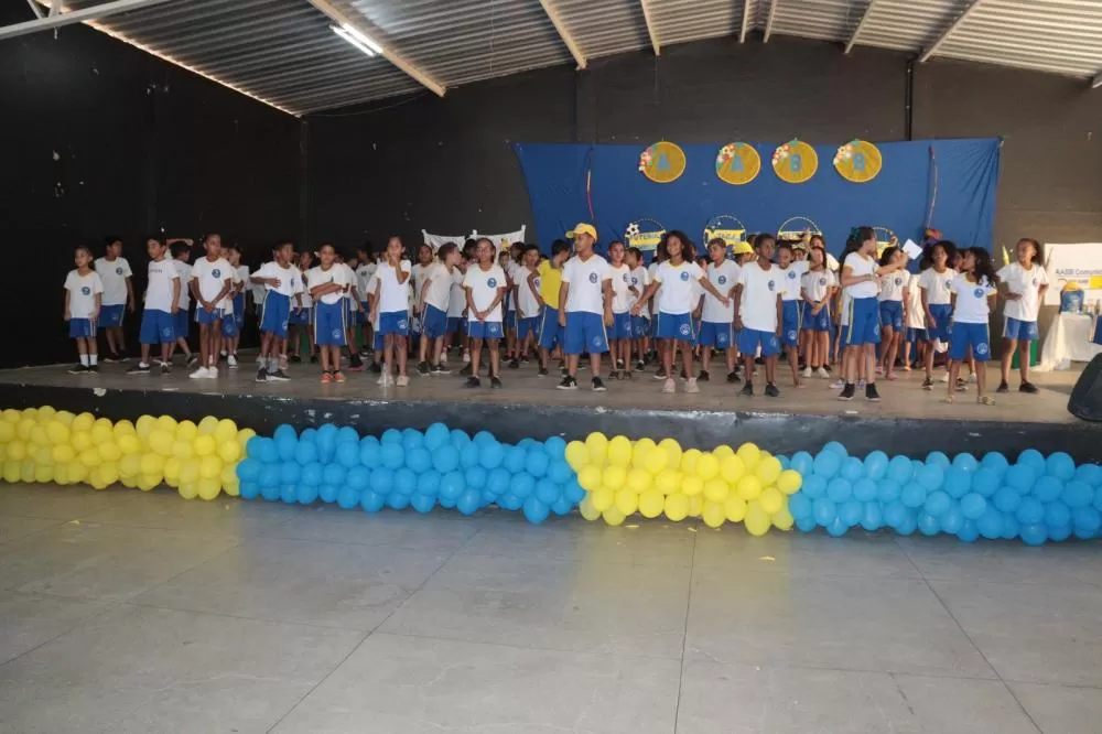 AABB Comunidade distribui kits de educação e de higiene a alunos que participam do Programa no município