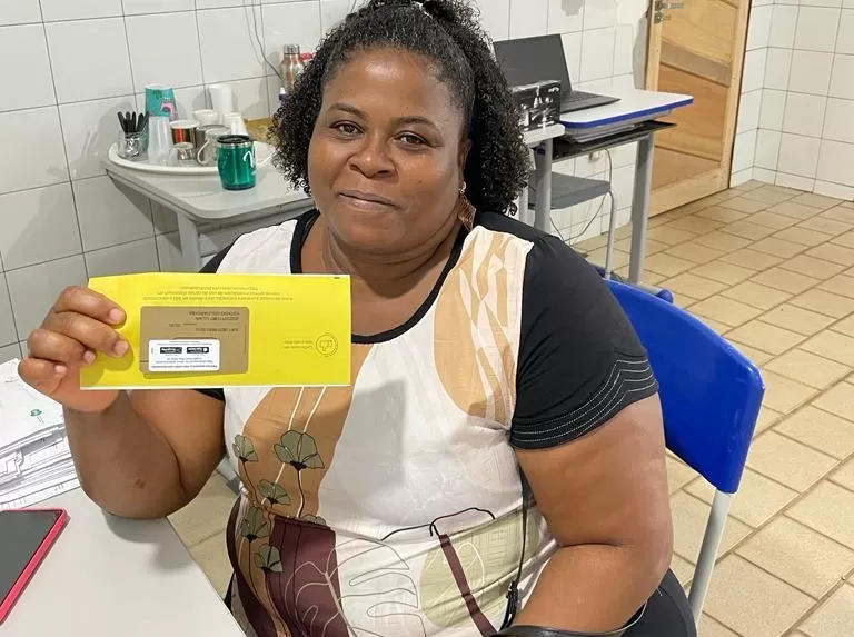 Governo do Estado entrega cartões do Programa Bolsa Presença para as famílias dos novos alunos da rede estadual de ensino