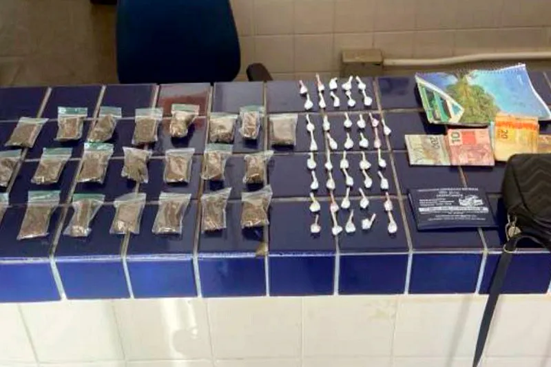 Polícia Militar apreende drogas, dinheiro e documentos em ação no centro de Brumado