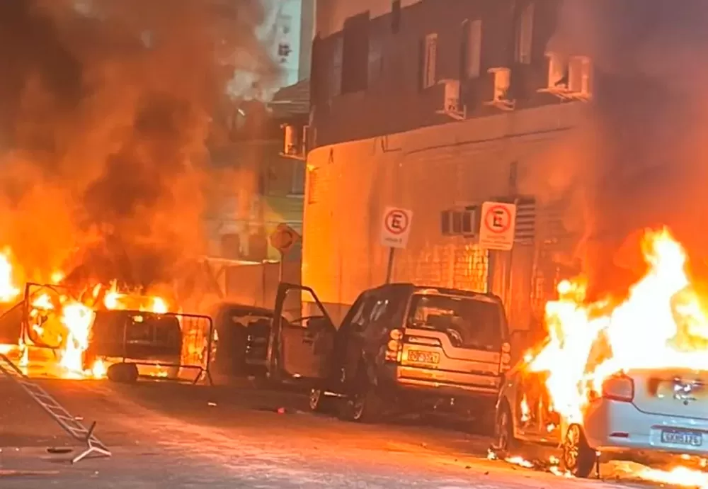 Torcedores incendeiam dez veículos após jogo que rebaixou Santos
