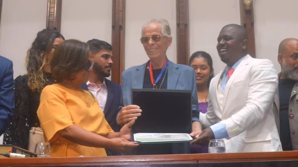 Cantor Kocó do Lordão recebe a Comenda 2 de Julho