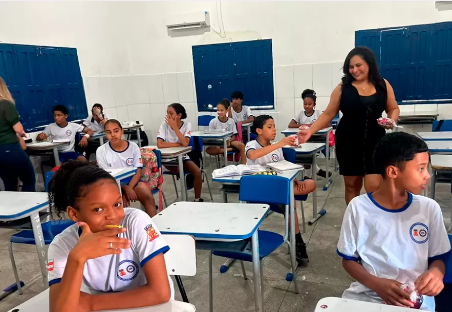 Luciene Reis cabeleireira e representante da marca Itallian Color comemora aniversário com gesto de amor: a entrega de 200 sacolas de doces