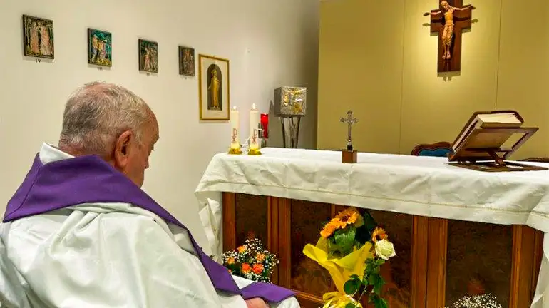 Papa Francisco esteve à beira da morte durante internação por pneumonia, revela médico