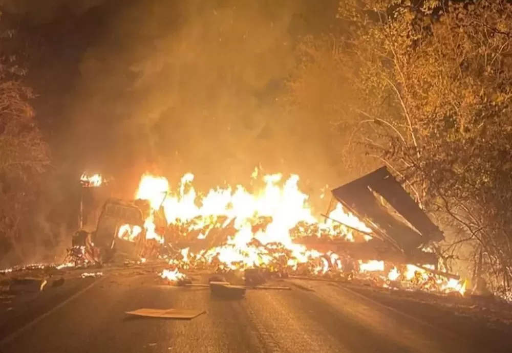 Colisão fatal na BR-242: Dois óbitos e um ferido em acidente envolvendo caminhão e carretas
