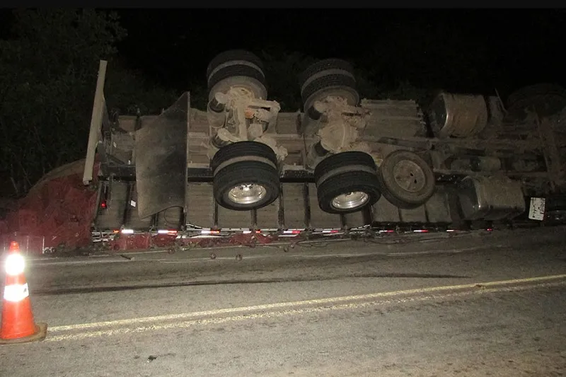 Caminhão com carga de mangas tomba na BA-148 próximo a Dom Basílio