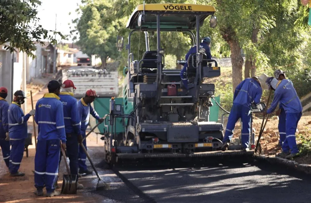 Prefeitura de Brumado realiza pavimentação asfáltica da Rua Nazaré, no Bairro Dr. Juracy