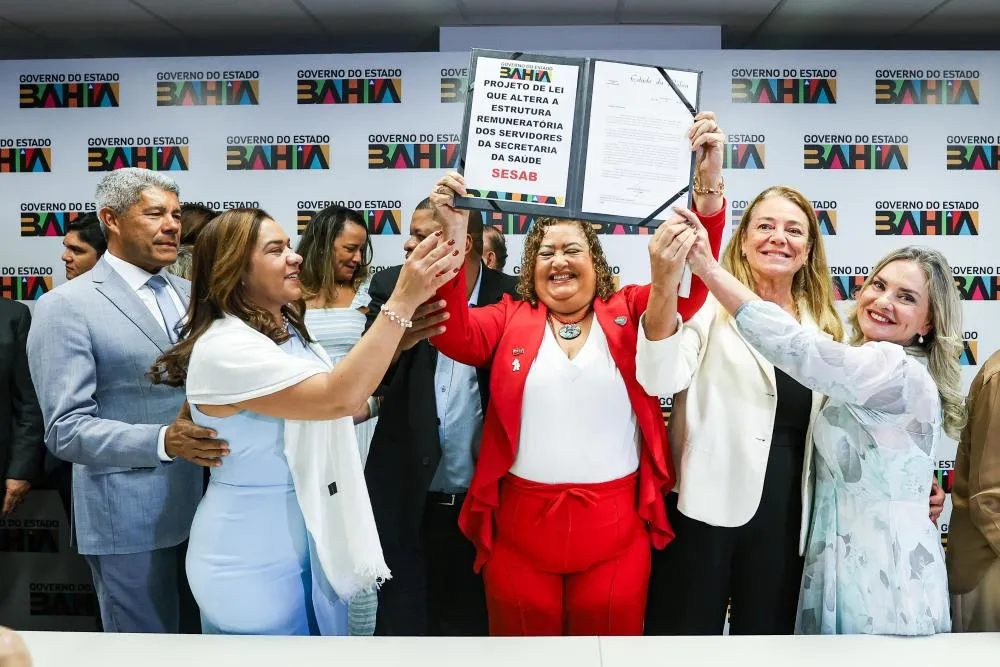 Ivana Bastos recebe projeto do Executivo e reforça papel da ALBA na valorização da saúde pública