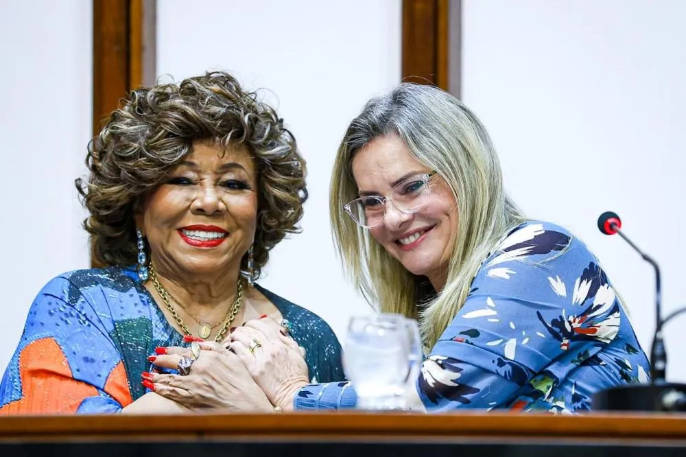 Presidente Ivana Bastos não deixa o samba morrer com homenagem a Alcione na ALBA  