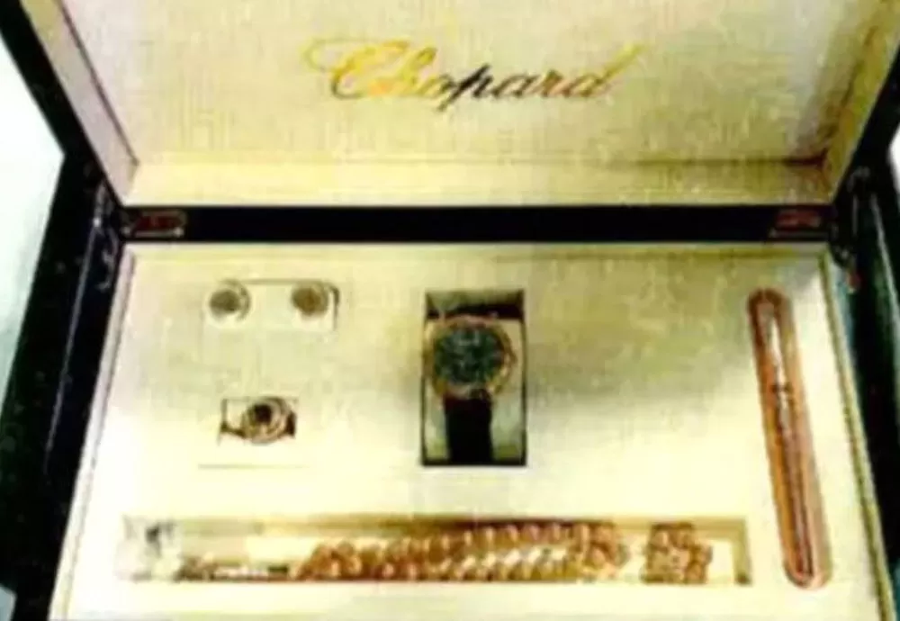 Bolsonaro devolve joias e armas presenteadas pelo governo saudita