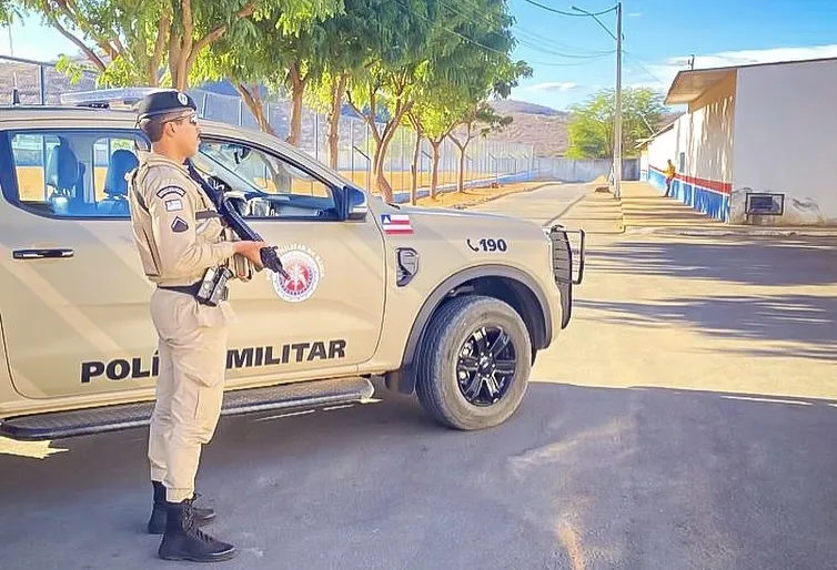 24º BPM reforça segurança na Escola Idalina Azevedo Lobo com policiamento intensivo em Brumado 