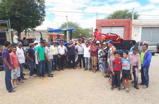 Anagé: Deputado Marquinho Viana entrega trator em comunidade Lindo Horizonte