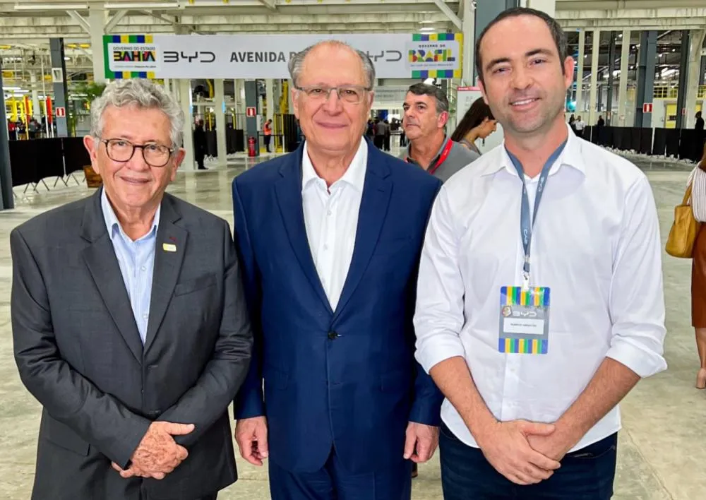 Prefeito de Brumado, Fabrício Abrantes, participa da inauguração da fábrica da BYD em Camaçari e se encontra com o vice-presidente Geraldo Alckmin