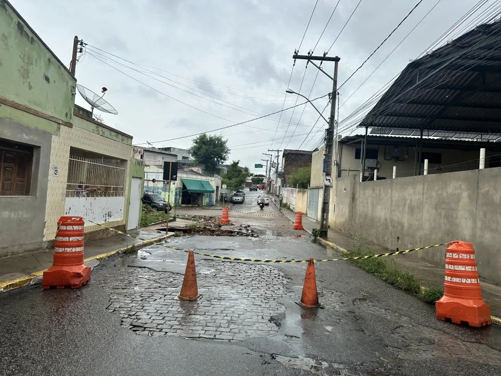 Forte chuva abre cratera e interdita Avenida Dr. Guilherme Dias em Brumado