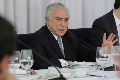 Temer anuncia redução de juros do cartão de crédito e saques do FGTS 