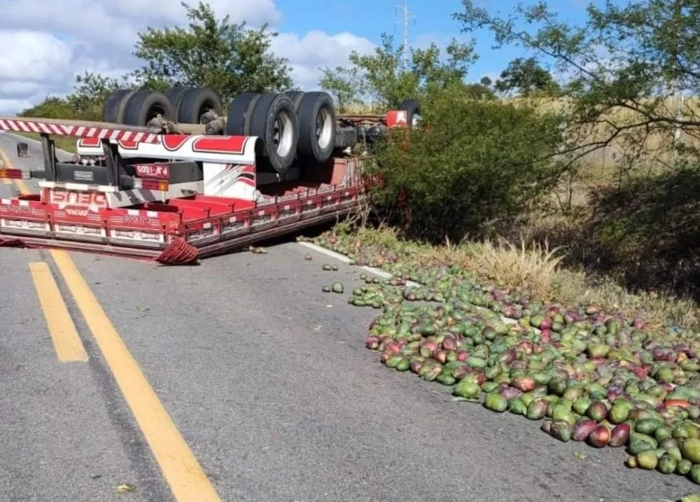 Caminhão carregado com mangas tomba na Rodovia BR-030 em Brumado