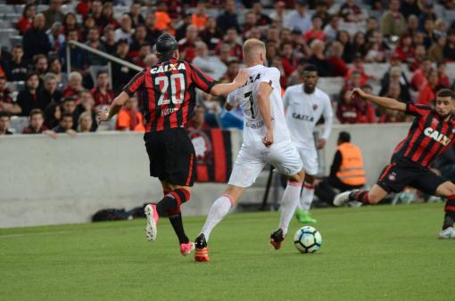 Vitória começa bem, mas acaba goleado pelo Atlético Paranaense na Arena da Baixada 