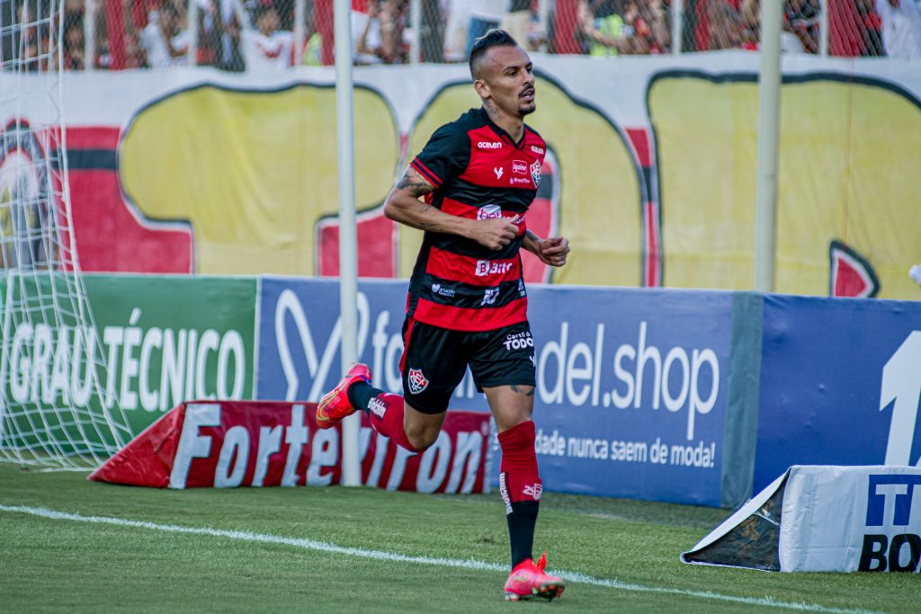 Vitória pressiona mas não fura o bloqueio adversário e empata sem gols