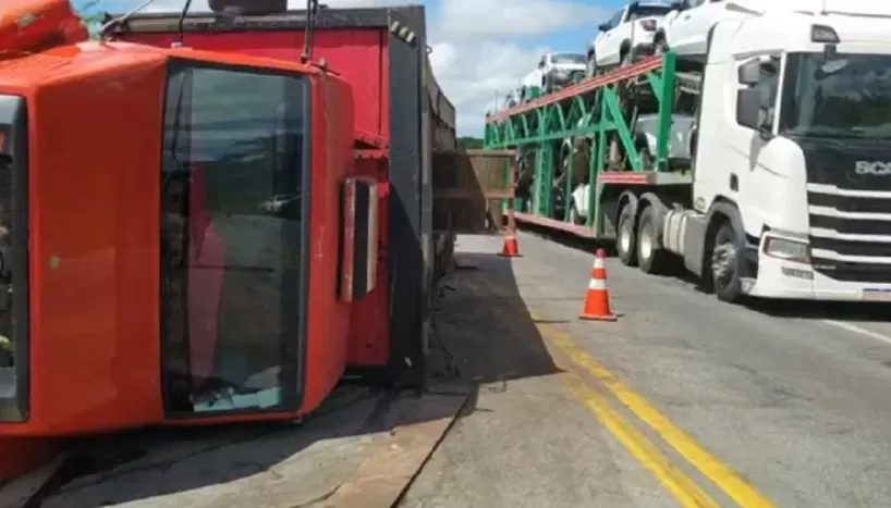 Carreta tomba no sudoeste da Bahia e carga de animais é saqueada durante acidente na BR-116