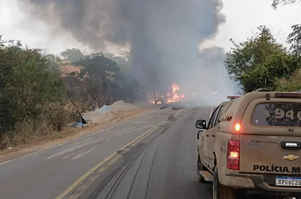 Carreta carregada com caroço de algodão tomba e pega fogo na BR-030 em Caetité